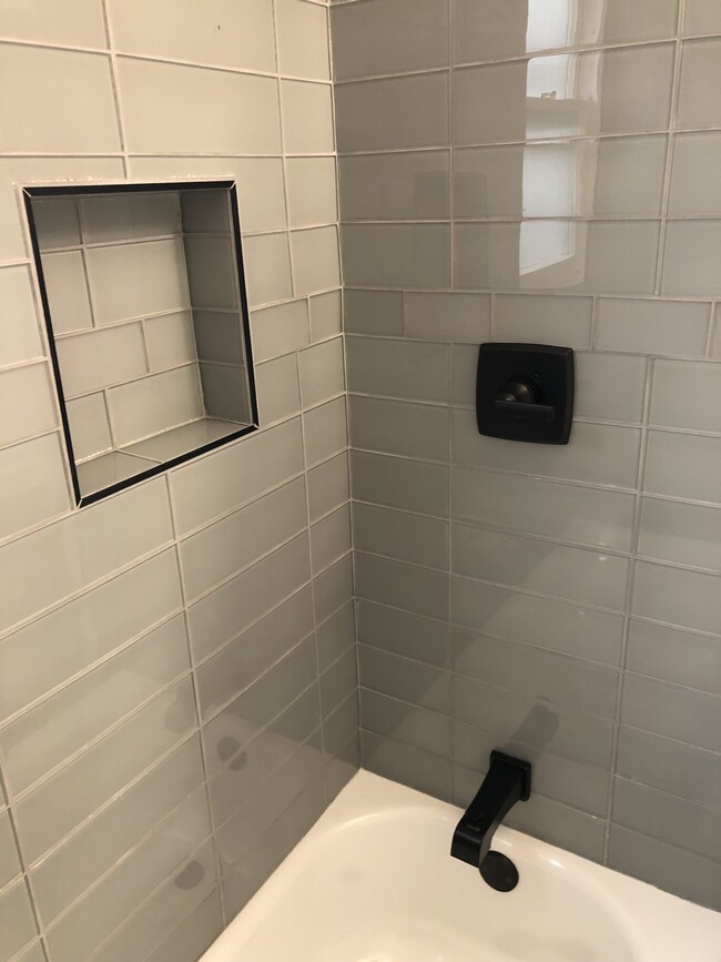 Tub/Shower Tile - 809 N Las Palmas Ave