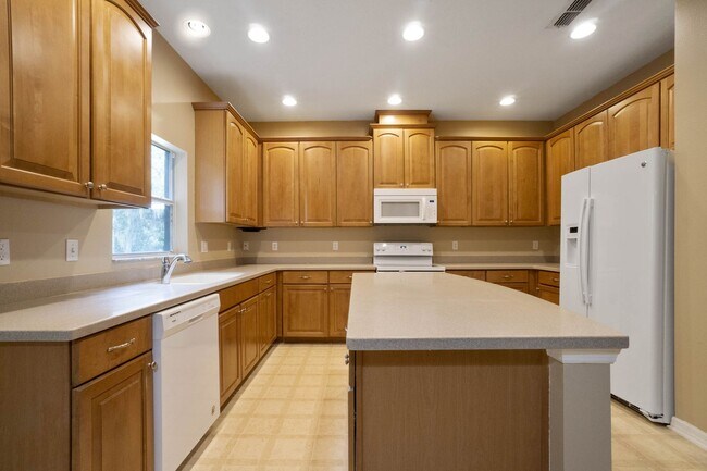 Building Photo - Spacious 4/3 House With 3-Car Garage In Th...