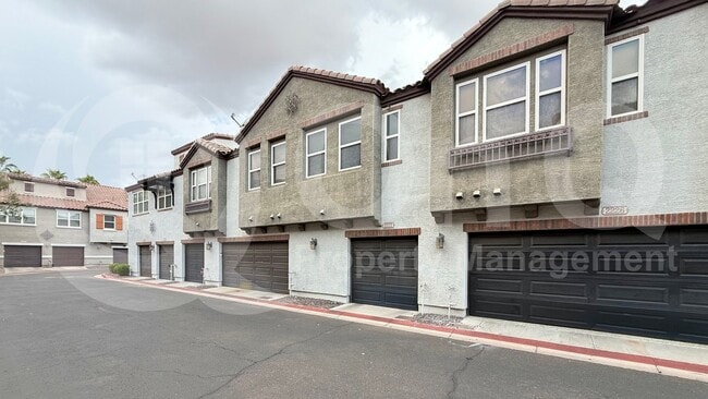 Building Photo - 2222 E Huntington Dr