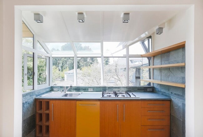 Building Photo - Sunny Apartment in Elmwood Neighborhood