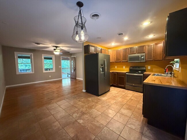 Building Photo - 32 Brown Ln