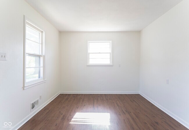 Building Photo - 370 N Bazil Ave