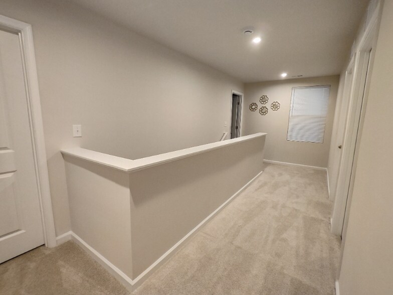 Building Photo - 253 Browband St