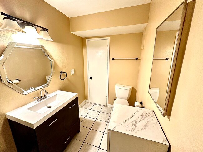 Full bathroom - 5303 Alhama Dr