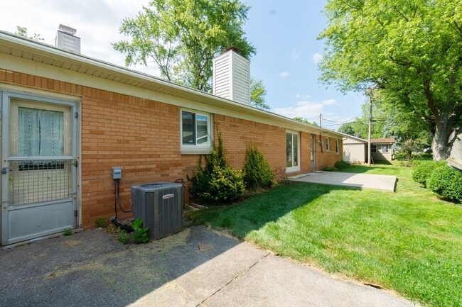 Building Photo - West Lafayette Schools Beautiful Home, Att...