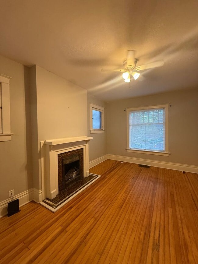 Building Photo - Gorgeously Classic 2 Bed/1 Bath in Whittier/City Park! AVAILABLE NOW!