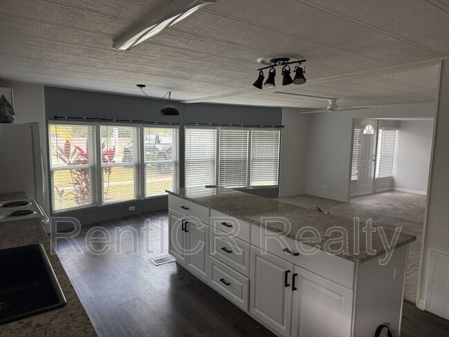 Building Photo - 245 Lake Tarpon Dr
