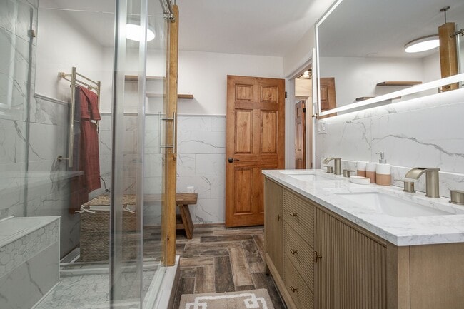 Building Photo - 3 BED 1 BATH SINGLE FAMILY HOME IN BEAUTIFUL LAKEWOOD!