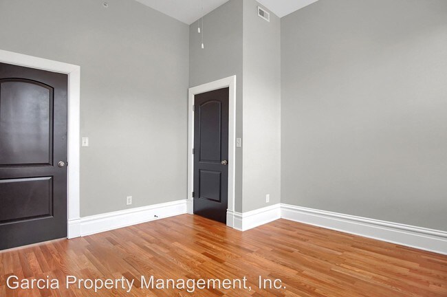 Building Photo - 900-902 Barton St