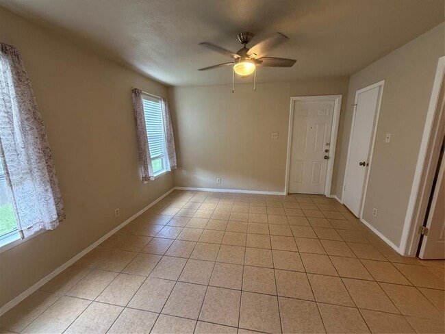 Building Photo - 809 Lloyd Ln