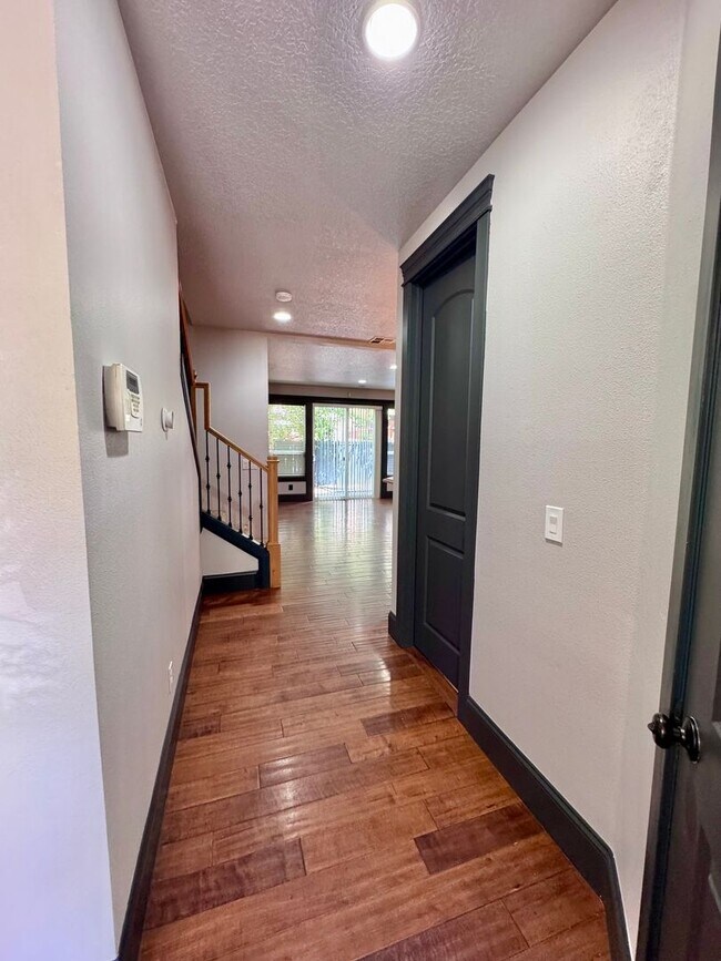 Building Photo - GORGEOUS Townhome...  LOCATION , LOCATION near Peace Health Hospital