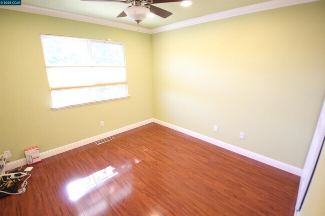 Building Photo - 898 Luxury Dr