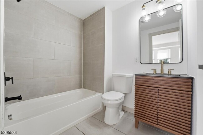 Building Photo - 260 S 10th St