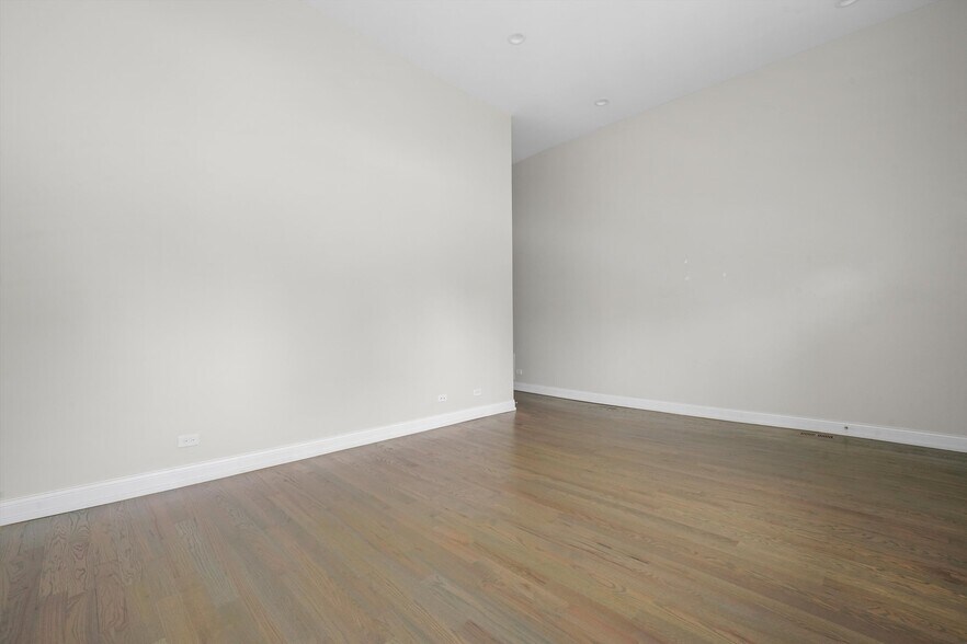 Building Photo - 1946 S Racine Ave