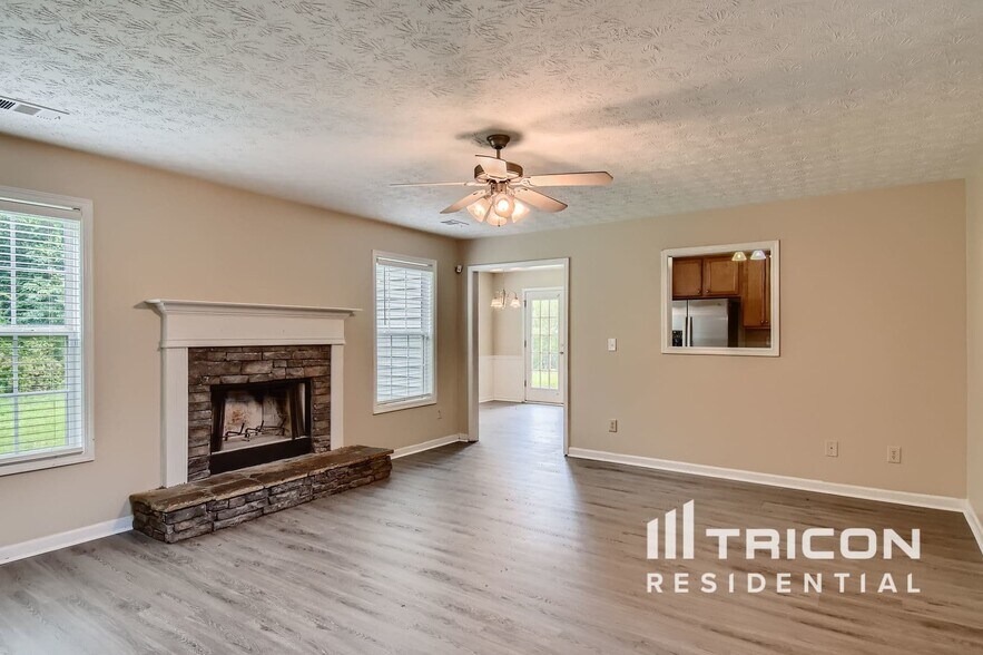 Building Photo - 828 Redan Way