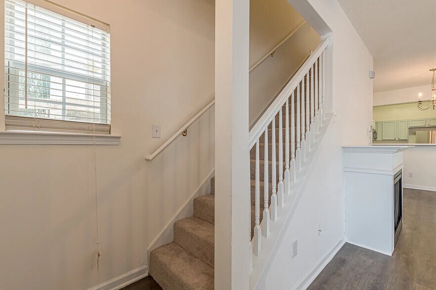 Building Photo - Room in Condo on Ginnis Rd