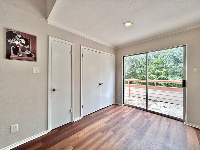 Building Photo - 7111 E Hwy 290