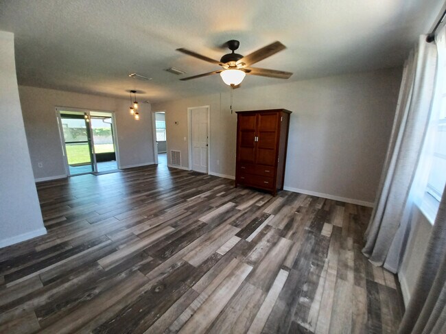 Building Photo - 1503 Spring Dr
