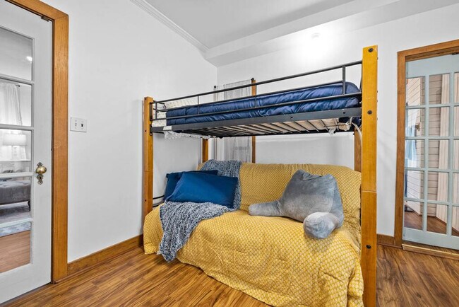 Building Photo - 912 Little Bay Ave