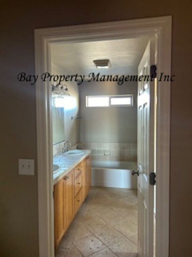 Building Photo - Available now! Charming 3 bedroom home in ...