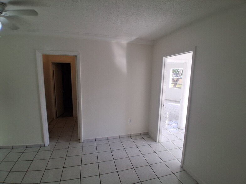 Building Photo - 1605 NE Miami Gardens Dr