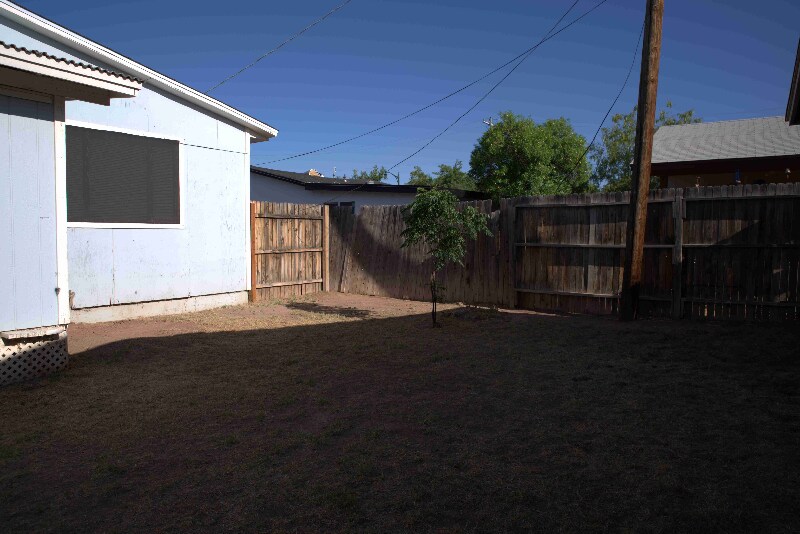 Building Photo - 306 N Palm St