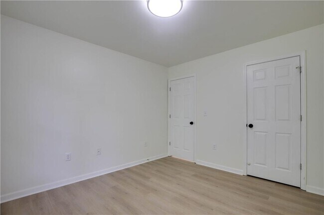 Building Photo - 721 Whitehead Rd