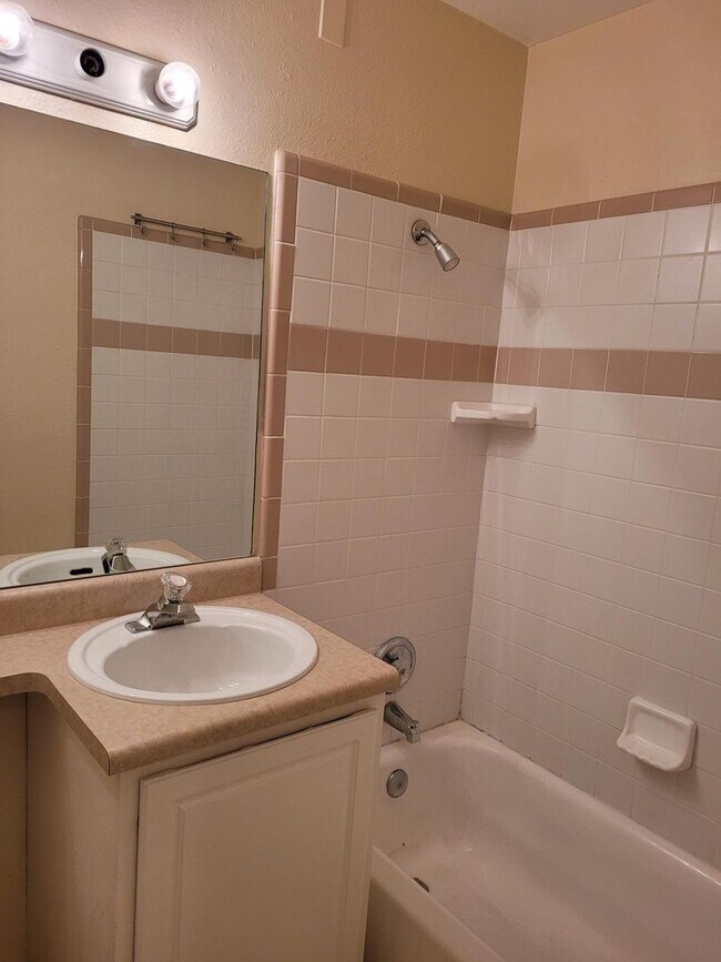 Building Photo - 2 bedroom townhome with 2 bathrooms