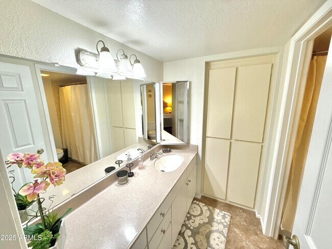 Building Photo - 8649 E Royal Palm Rd