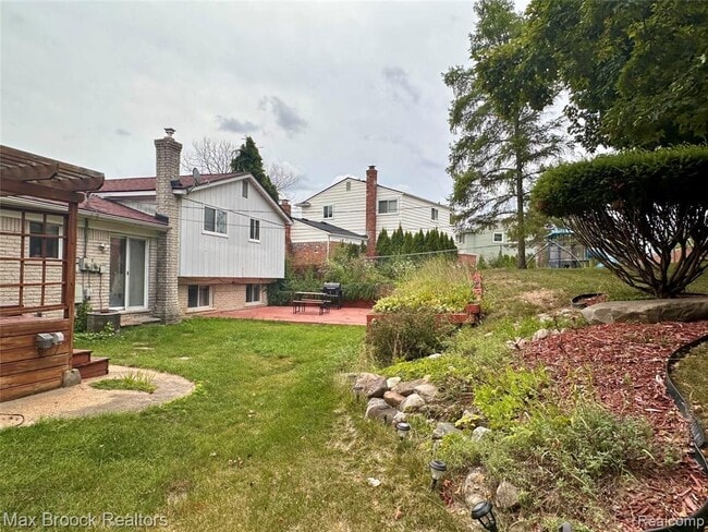 Building Photo - 6942 Leslee Crest Dr