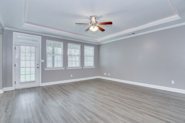 Building Photo - Updated 4 Bedroom 2.5 Bath