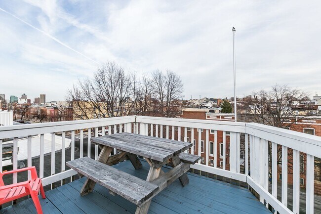Building Photo - Amazing 3 bed 2 bath with a roof top deck ...