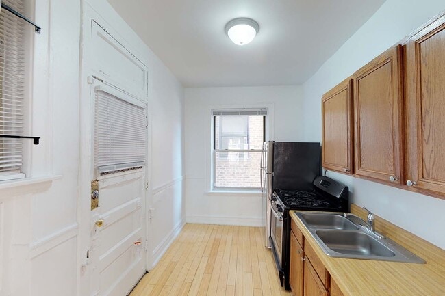 Interior Photo - 5034-5046 S. Woodlawn Avenue