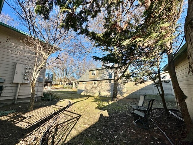 Building Photo - 522 W Summit Ave