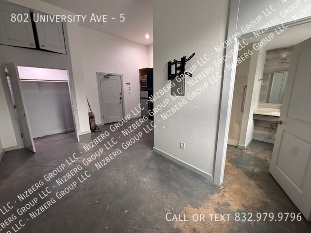 Building Photo - 802 University Ave