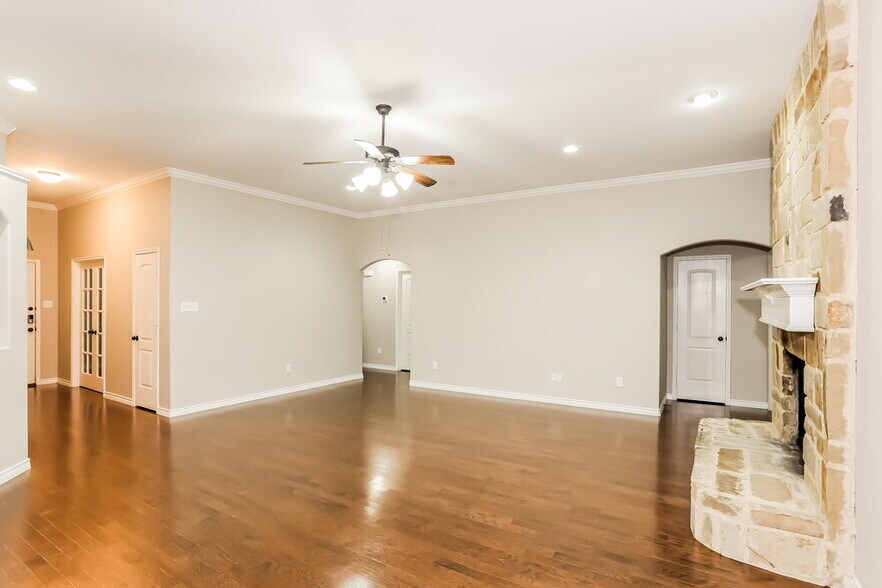 Building Photo - 207 Carriage Dr
