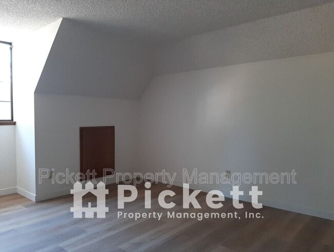 Building Photo - 770 NW Apple Blossom Loop