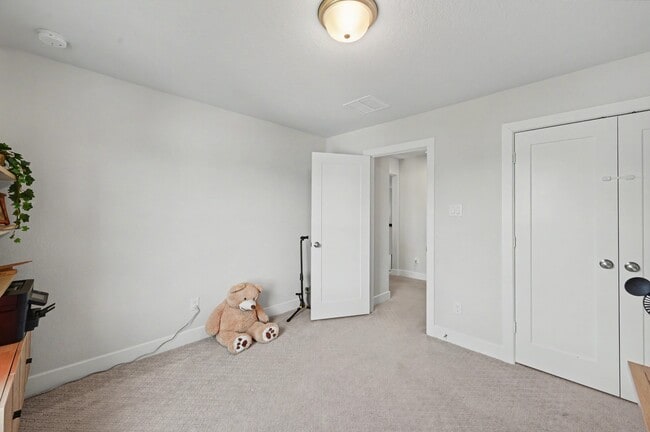 Building Photo - 155 Renodes Garden Ln