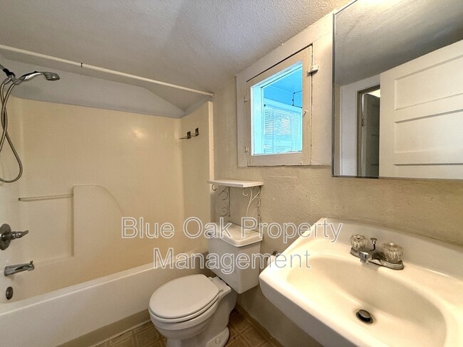 Building Photo - 1205 Warner St