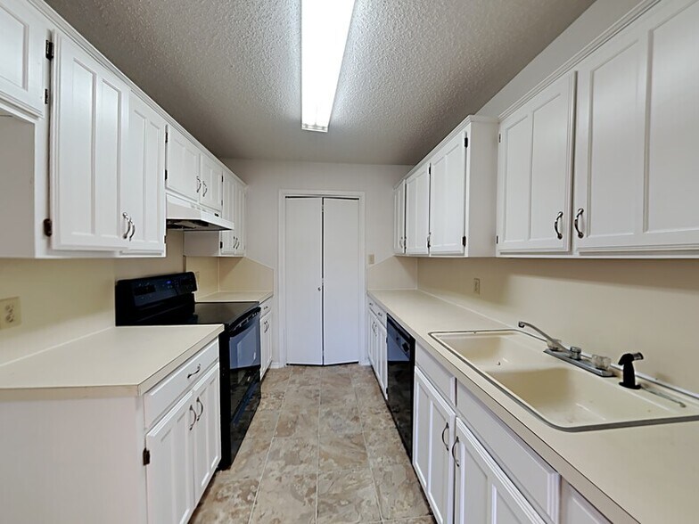 Building Photo - 5211 Wild Horse Ct