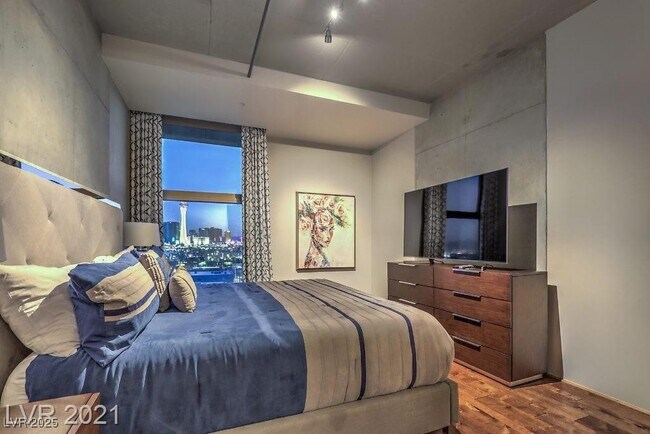 Building Photo - 353 E Bonneville Ave