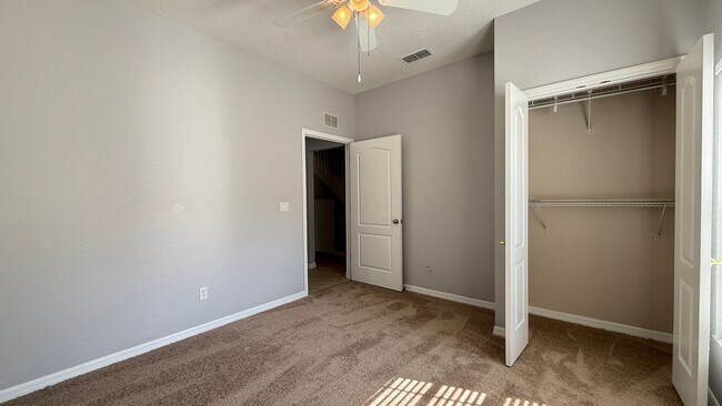 Building Photo - Spacious 4-Bed, 3-Bath End Unit Townhome w...