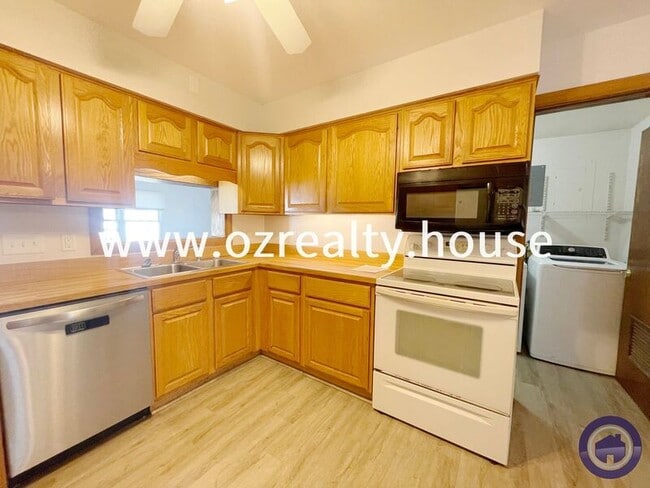 Building Photo - 215 E Reed Ave