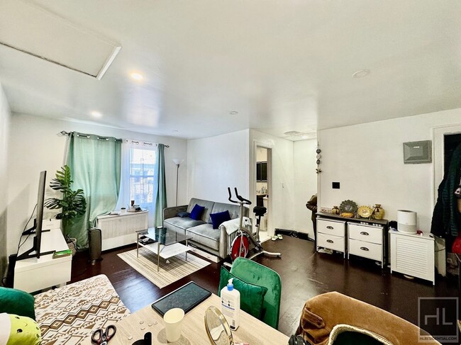 Building Photo - Spacious one bedroom walking distance to D...