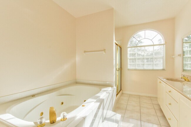 Building Photo - Beautiful Lake front home in West Kissimmee