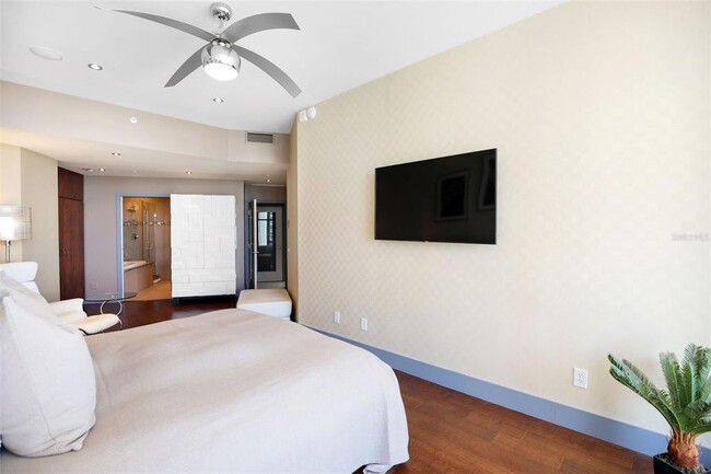 Building Photo - 175 1st St S