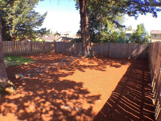 Building Photo - Charming 2-Bed Retreat with 875 Sq Ft of Comfort in Troutdale!