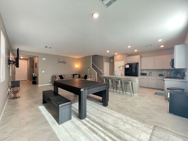 Building Photo - (Fully Furnished) 4 Bedroom + Loft,  3 Ful...