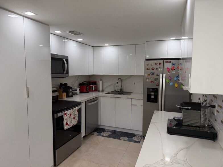 Kitchen - Spacious Layout with Full Amenities - 5555 Collins Ave
