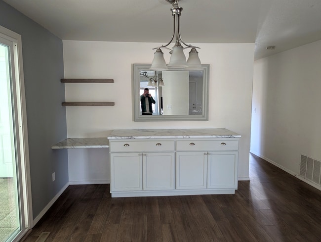 Building Photo - 2049 Kent Ct